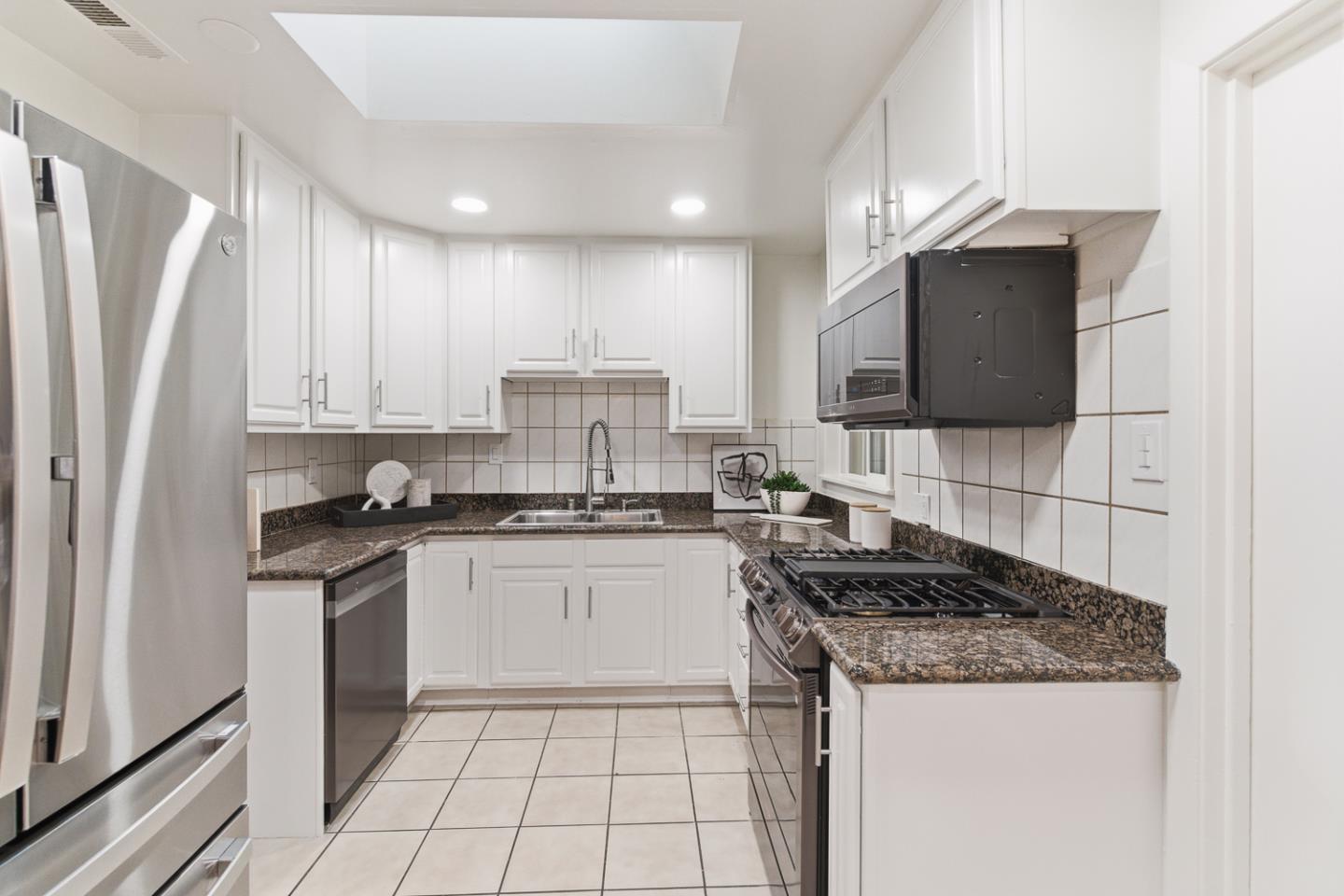 Detail Gallery Image 9 of 34 For 14 Bradford Dr, South San Francisco,  CA 94080 - 4 Beds | 2 Baths