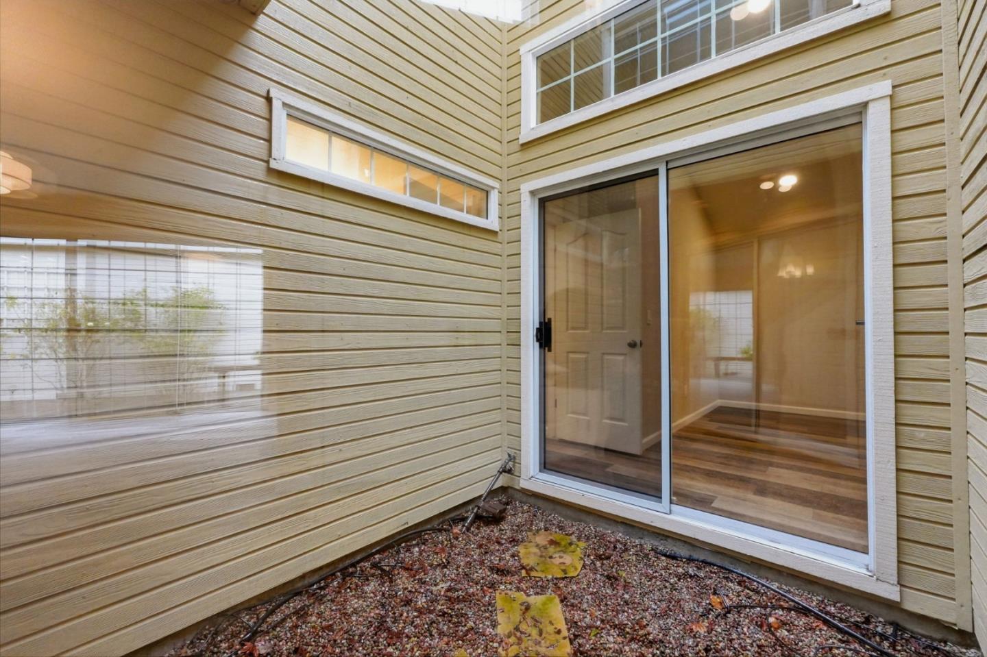 Detail Gallery Image 14 of 34 For 621 Charmain Cir, Mountain View,  CA 94041 - 2 Beds | 2 Baths