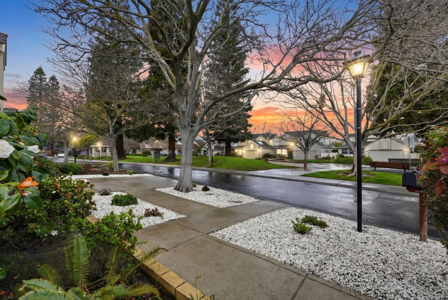 Detail Gallery Image 3 of 34 For 621 Charmain Cir, Mountain View,  CA 94041 - 2 Beds | 2 Baths