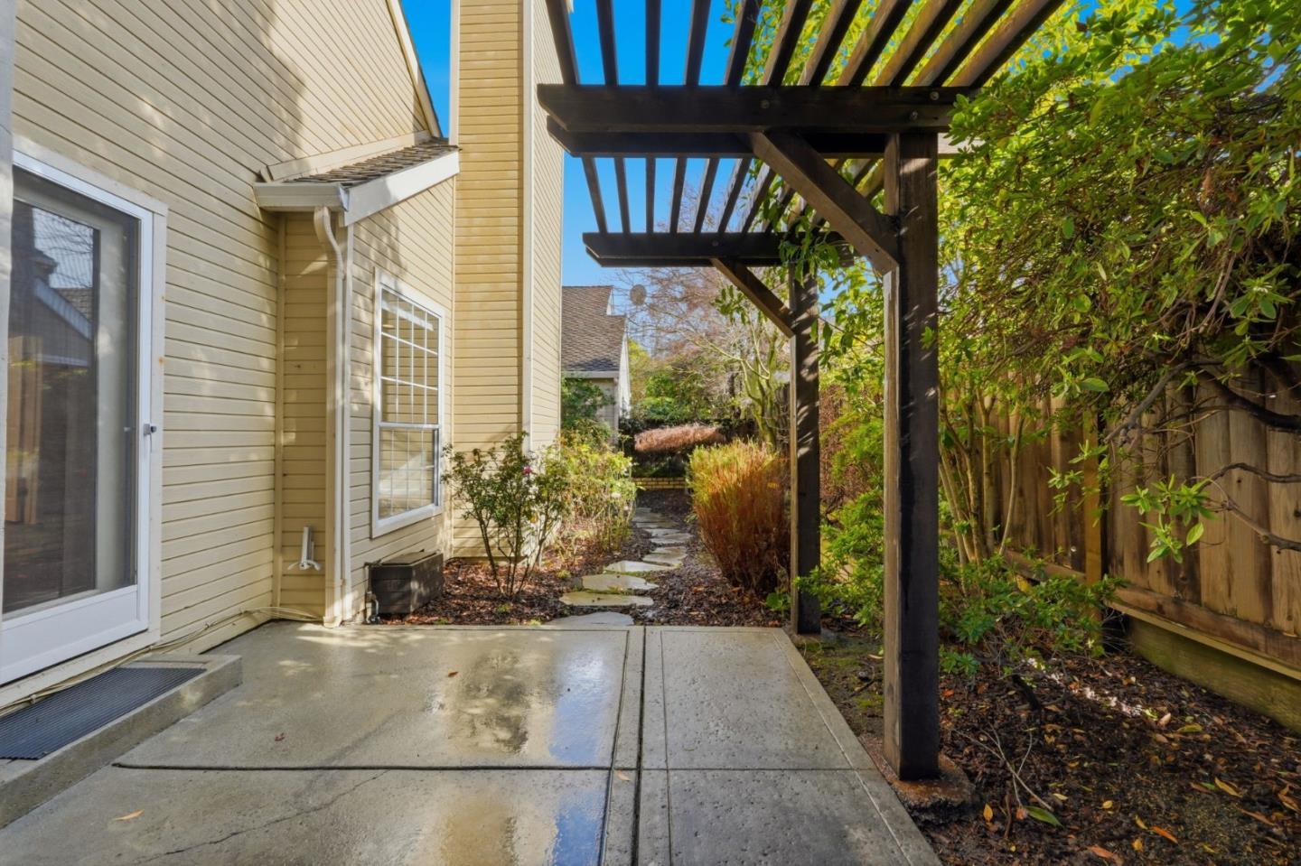 Detail Gallery Image 33 of 34 For 621 Charmain Cir, Mountain View,  CA 94041 - 2 Beds | 2 Baths