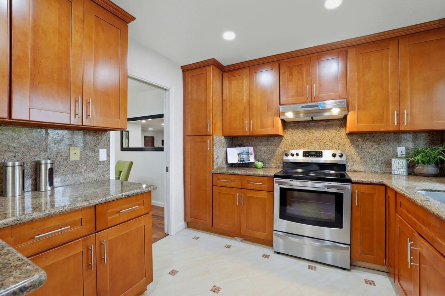 Detail Gallery Image 15 of 47 For 1311 Victoria Ter, Sunnyvale,  CA 94087 - 3 Beds | 2/1 Baths