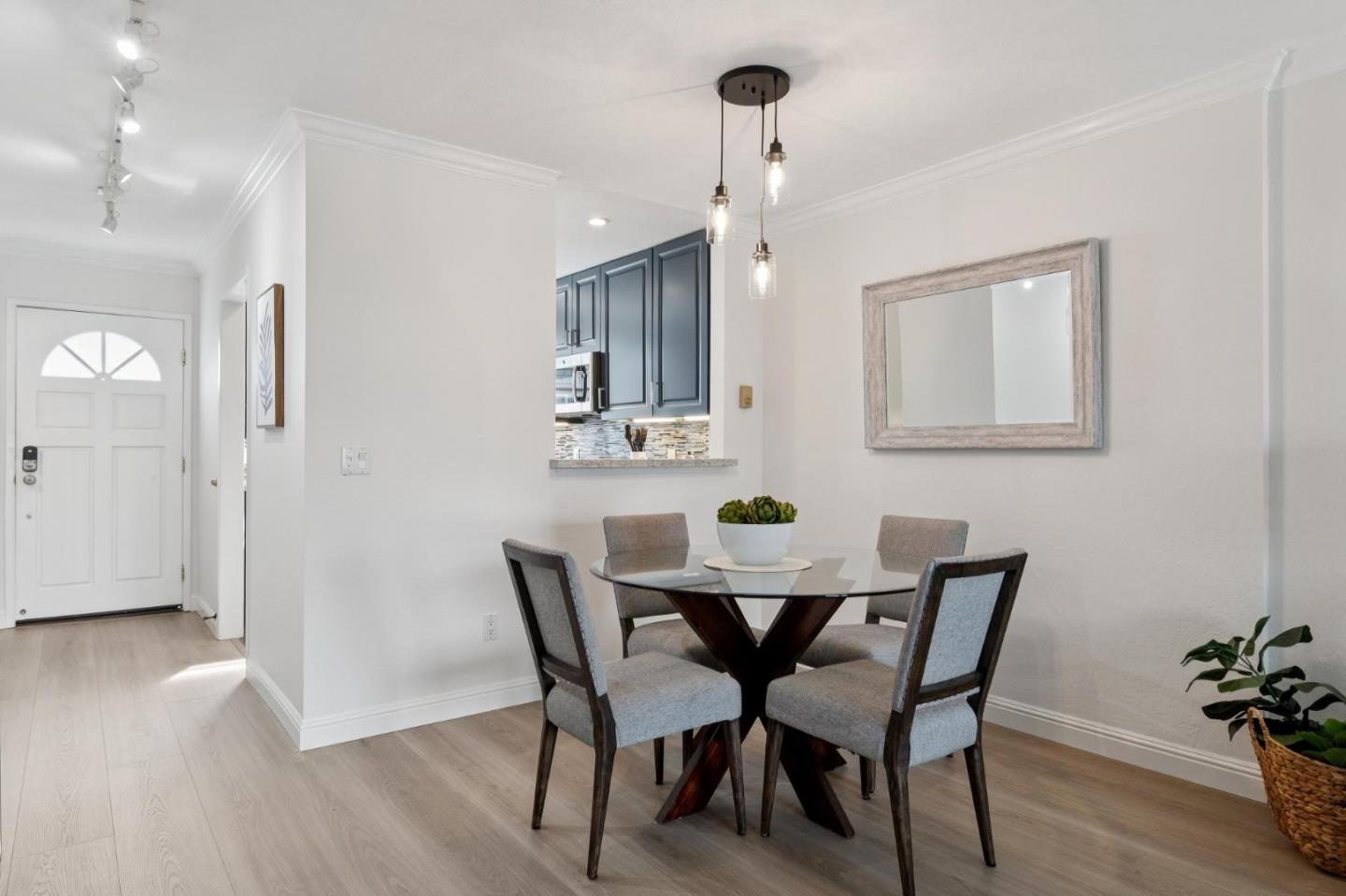 Detail Gallery Image 11 of 47 For 18 Cape Hatteras Ct, Redwood City,  CA 94065 - 2 Beds | 2/1 Baths