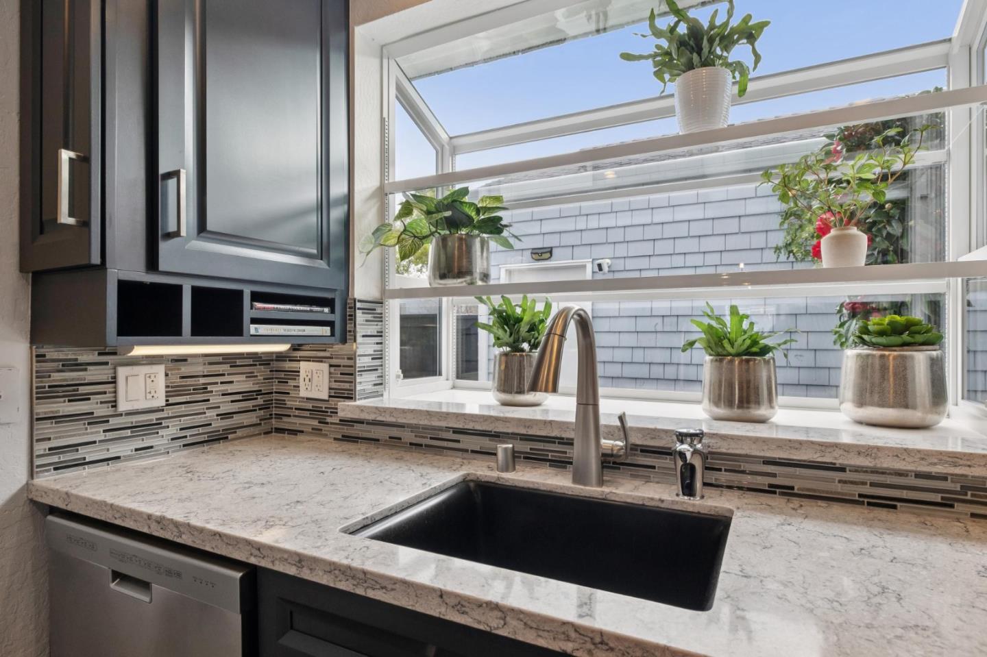 Detail Gallery Image 13 of 47 For 18 Cape Hatteras Ct, Redwood City,  CA 94065 - 2 Beds | 2/1 Baths