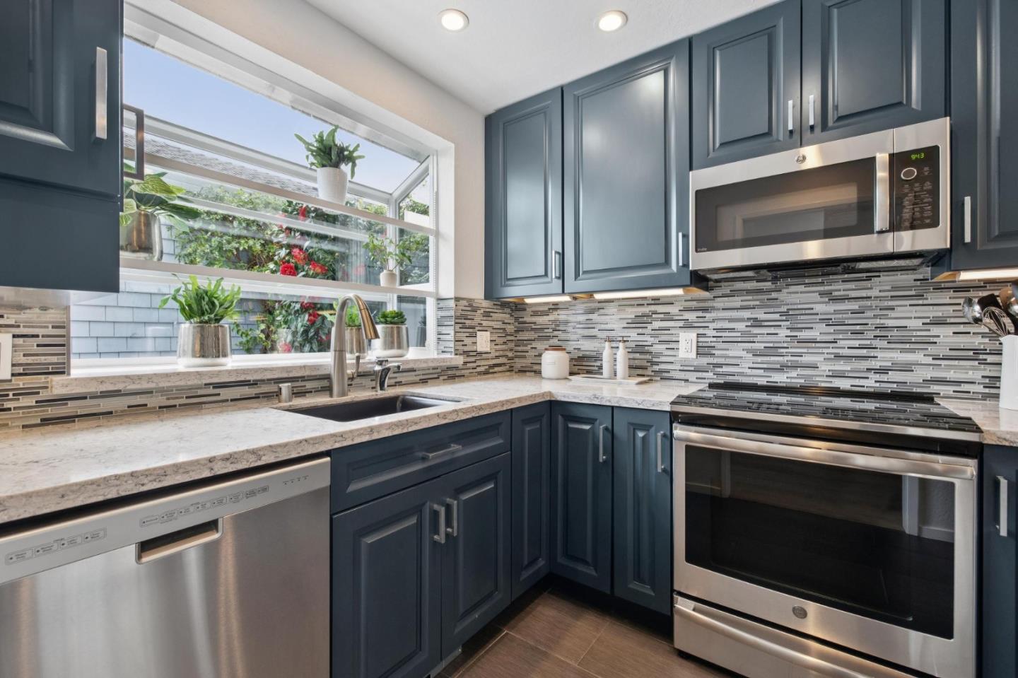 Detail Gallery Image 14 of 47 For 18 Cape Hatteras Ct, Redwood City,  CA 94065 - 2 Beds | 2/1 Baths