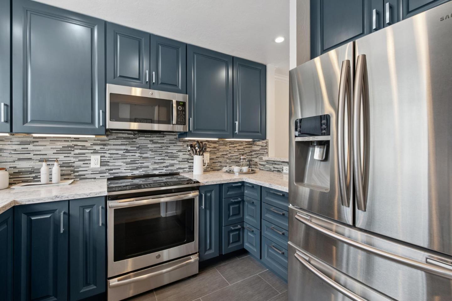 Detail Gallery Image 15 of 47 For 18 Cape Hatteras Ct, Redwood City,  CA 94065 - 2 Beds | 2/1 Baths