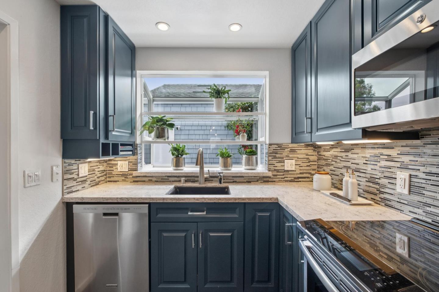 Detail Gallery Image 16 of 47 For 18 Cape Hatteras Ct, Redwood City,  CA 94065 - 2 Beds | 2/1 Baths