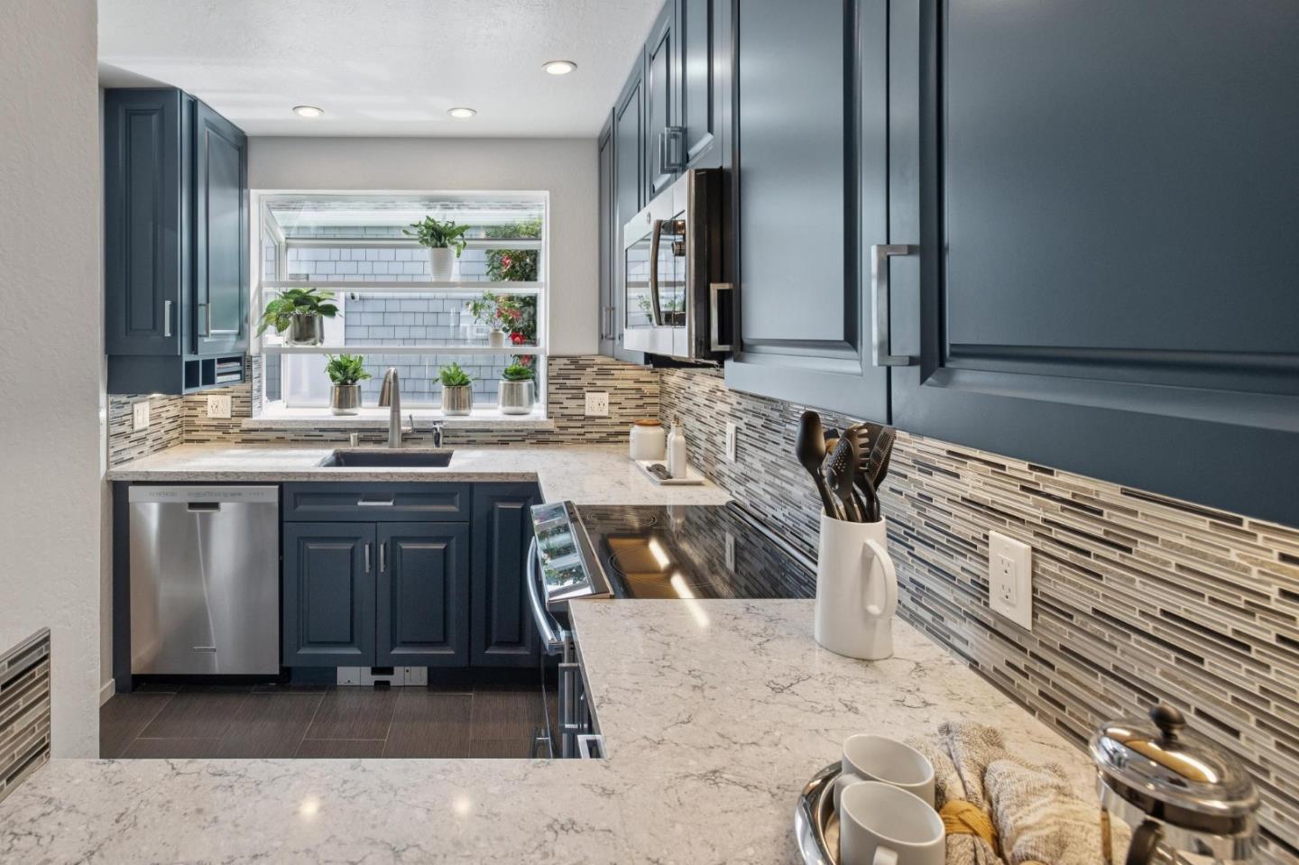 Detail Gallery Image 17 of 47 For 18 Cape Hatteras Ct, Redwood City,  CA 94065 - 2 Beds | 2/1 Baths