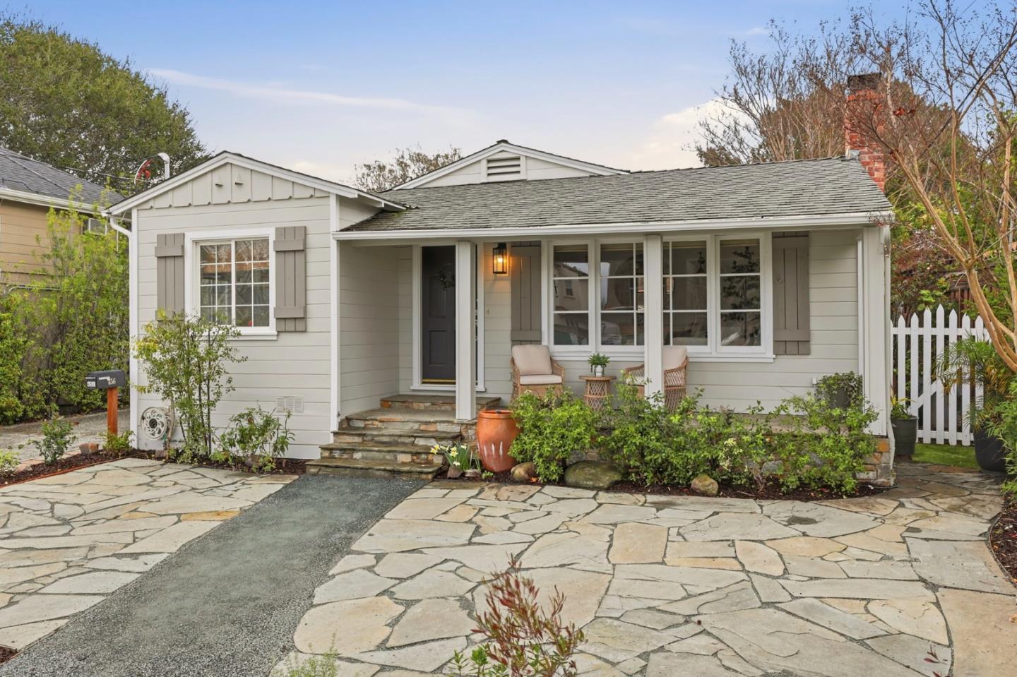 Detail Gallery Image 3 of 37 For 456 King St, Redwood City,  CA 94062 - 3 Beds | 1 Baths