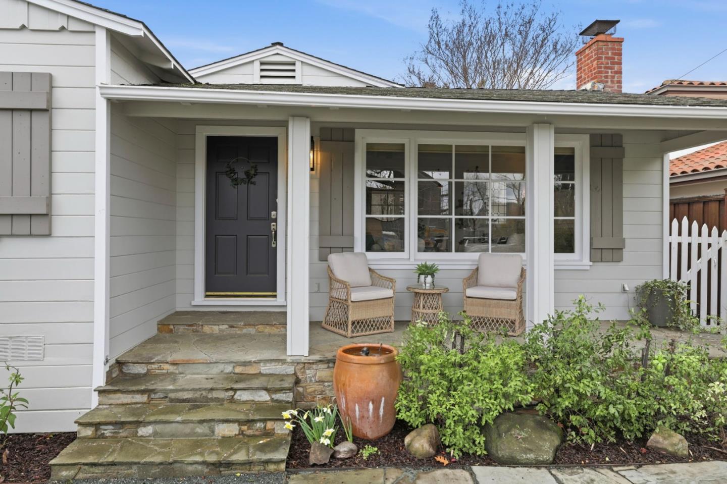 Detail Gallery Image 4 of 37 For 456 King St, Redwood City,  CA 94062 - 3 Beds | 1 Baths