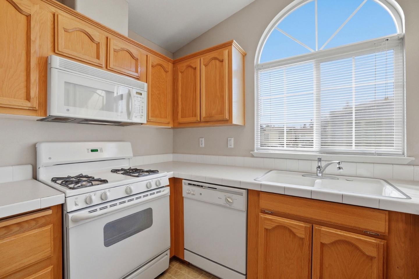 Detail Gallery Image 12 of 35 For 325 Sylvan Ave #23,  Mountain View,  CA 94041 - 2 Beds | 2 Baths