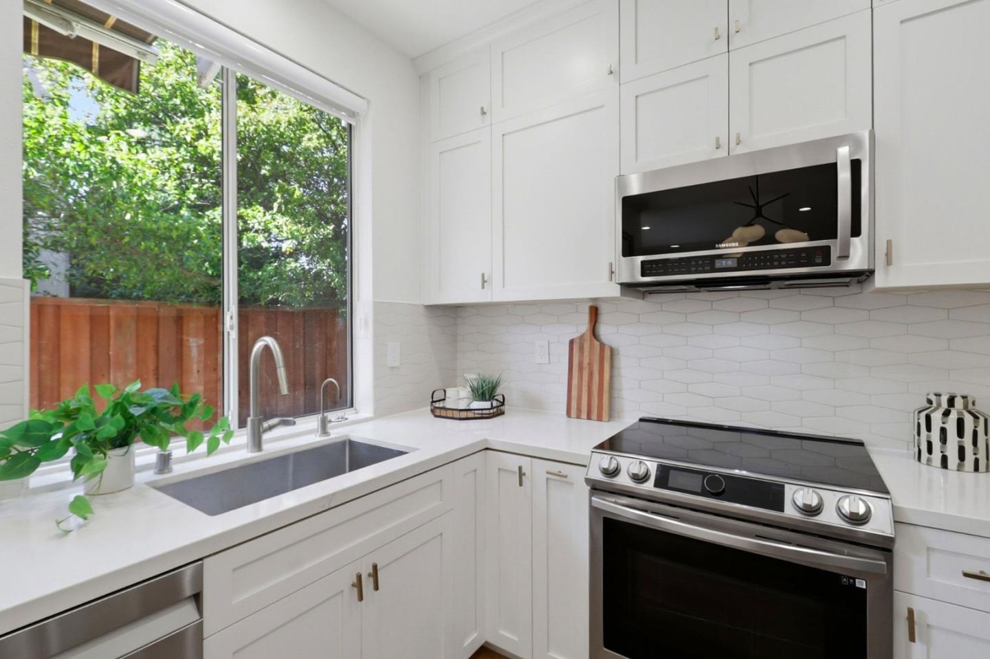 Detail Gallery Image 10 of 41 For 839 Cane Palm Ct, San Jose,  CA 95133 - 3 Beds | 2/1 Baths