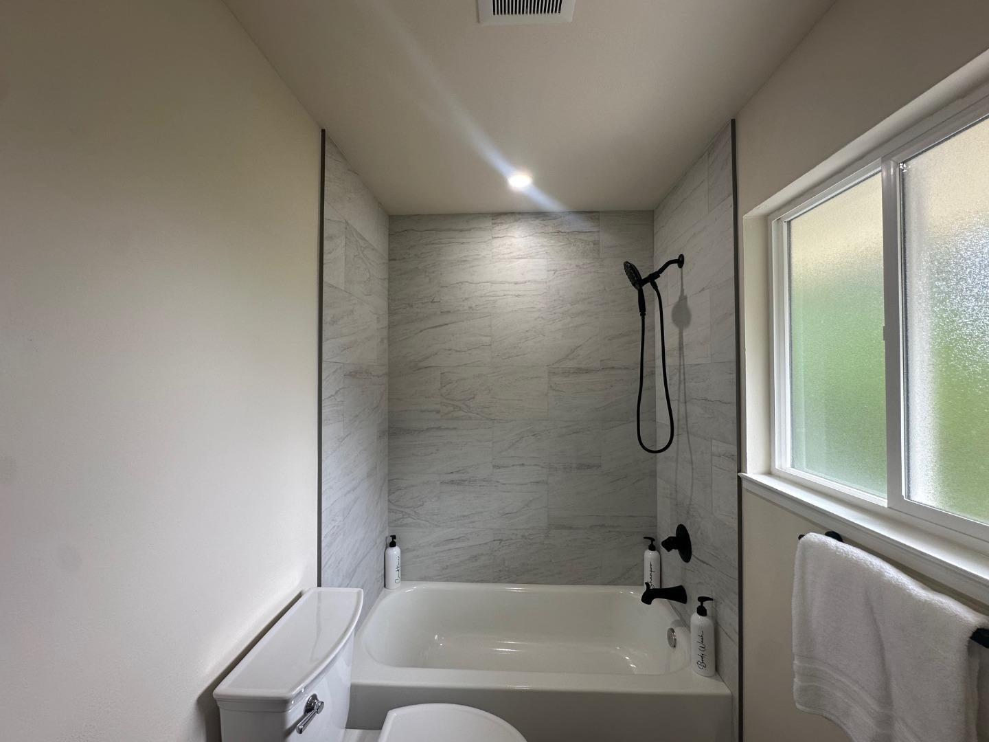 Detail Gallery Image 21 of 30 For 1790 Sunshine Valley Rd, Moss Beach,  CA 94038 - 4 Beds | 2/1 Baths