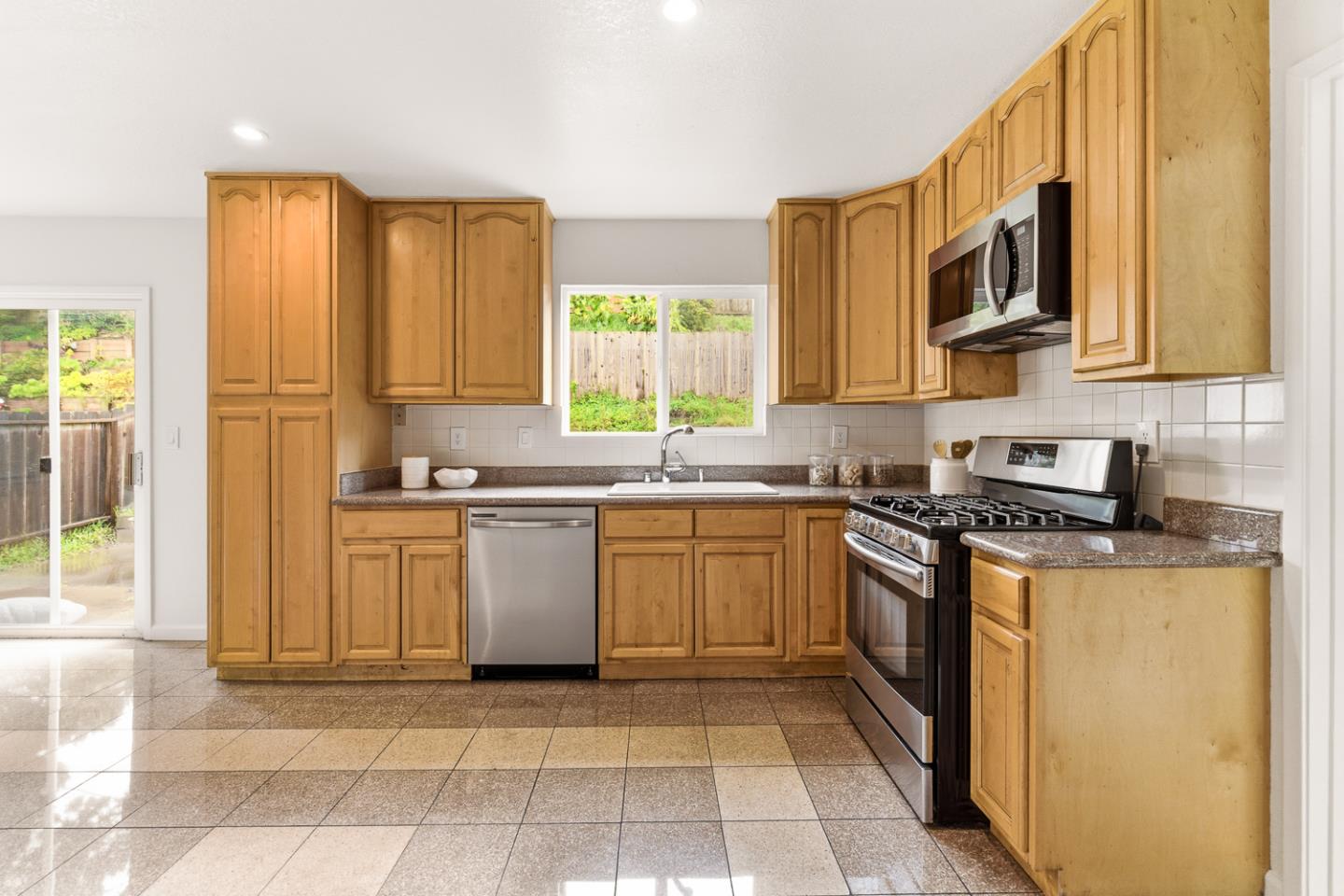 Detail Gallery Image 14 of 42 For 2225 Delvin Way, South San Francisco,  CA 94080 - 5 Beds | 3 Baths