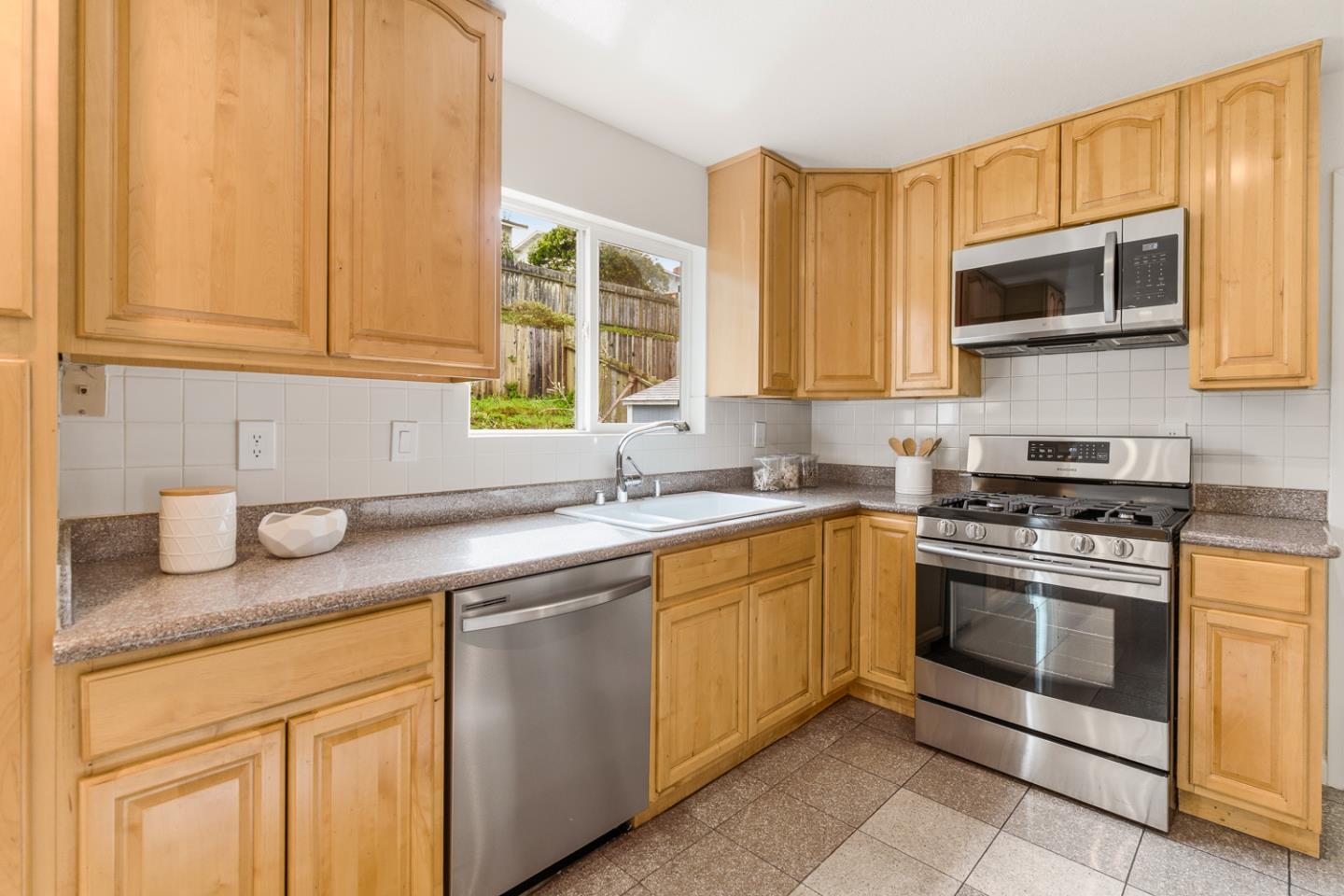 Detail Gallery Image 18 of 42 For 2225 Delvin Way, South San Francisco,  CA 94080 - 5 Beds | 3 Baths