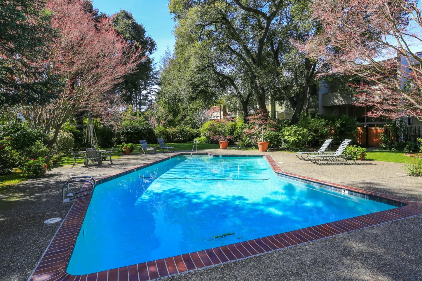 Detail Gallery Image 28 of 29 For 1691 Stone Pine Ln, Menlo Park,  CA 94025 - 3 Beds | 2/1 Baths