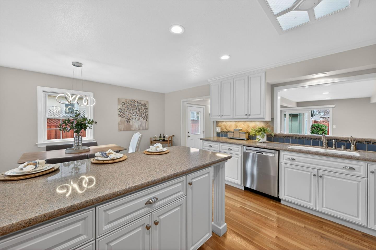 Detail Gallery Image 11 of 48 For 935 El Rio Dr, San Jose,  CA 95125 - 4 Beds | 2 Baths