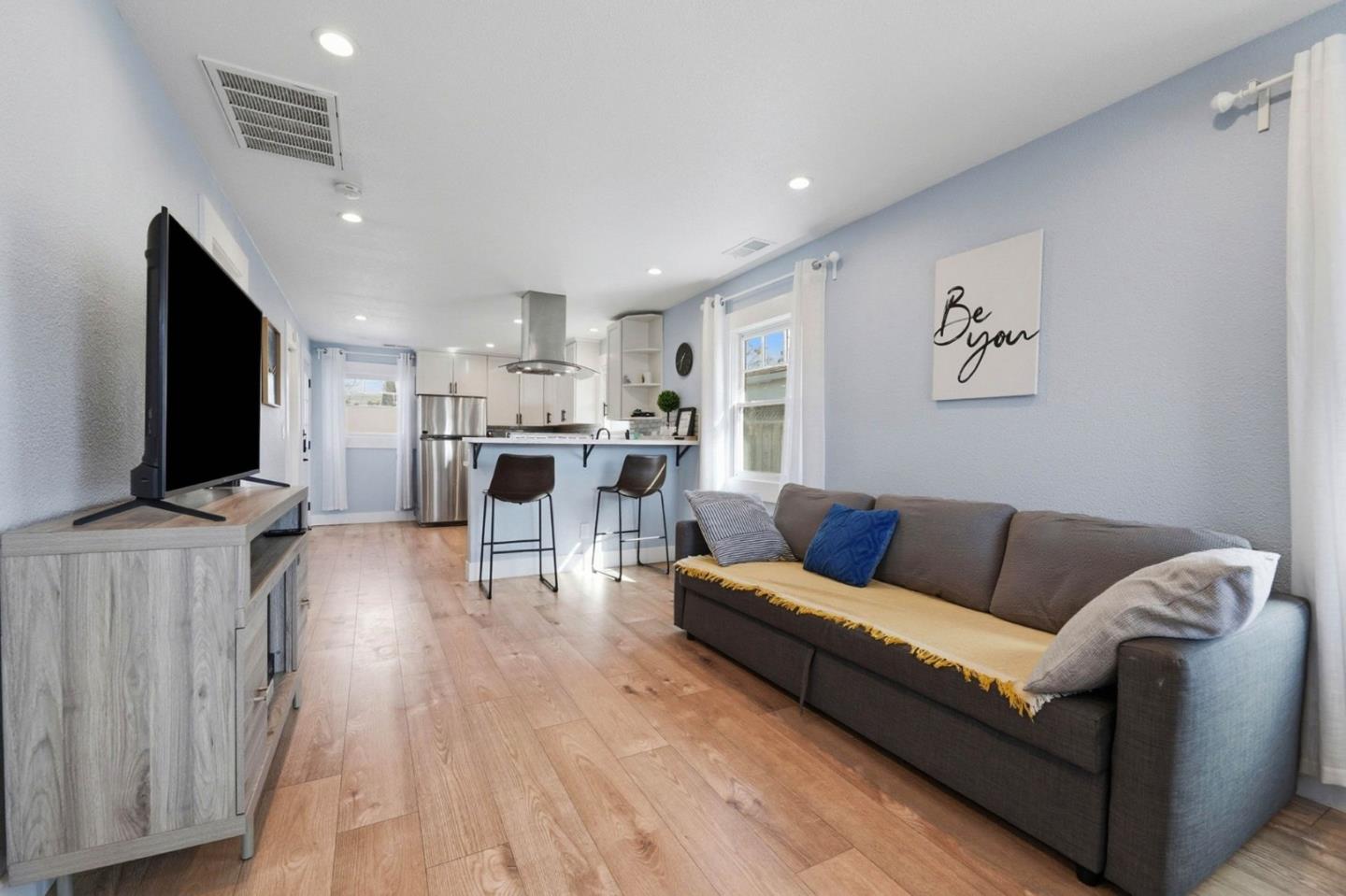 Detail Gallery Image 4 of 20 For 914 Harliss Ave, San Jose,  CA 95110 - 2 Beds | 2 Baths