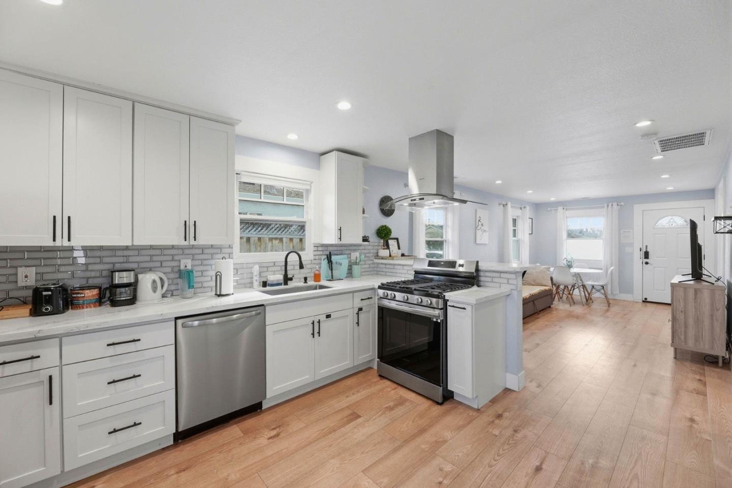 Detail Gallery Image 6 of 20 For 914 Harliss Ave, San Jose,  CA 95110 - 2 Beds | 2 Baths