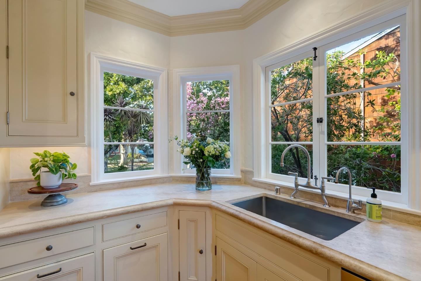 Detail Gallery Image 29 of 122 For 921 Arlington Rd, Redwood City,  CA 94062 - 5 Beds | 3 Baths