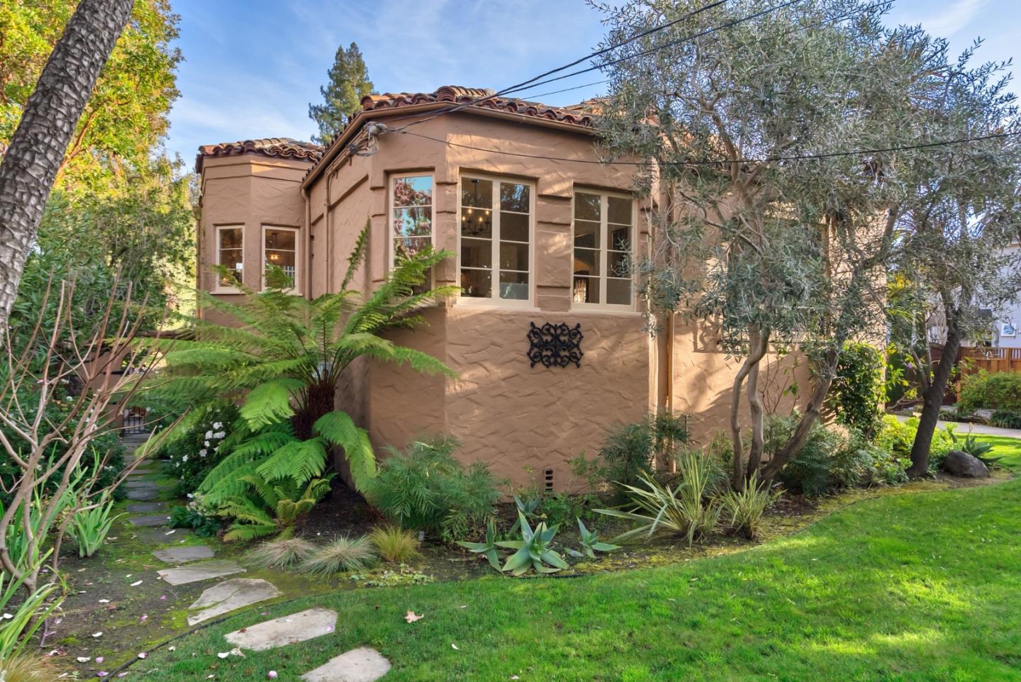 Detail Gallery Image 4 of 122 For 921 Arlington Rd, Redwood City,  CA 94062 - 5 Beds | 3 Baths