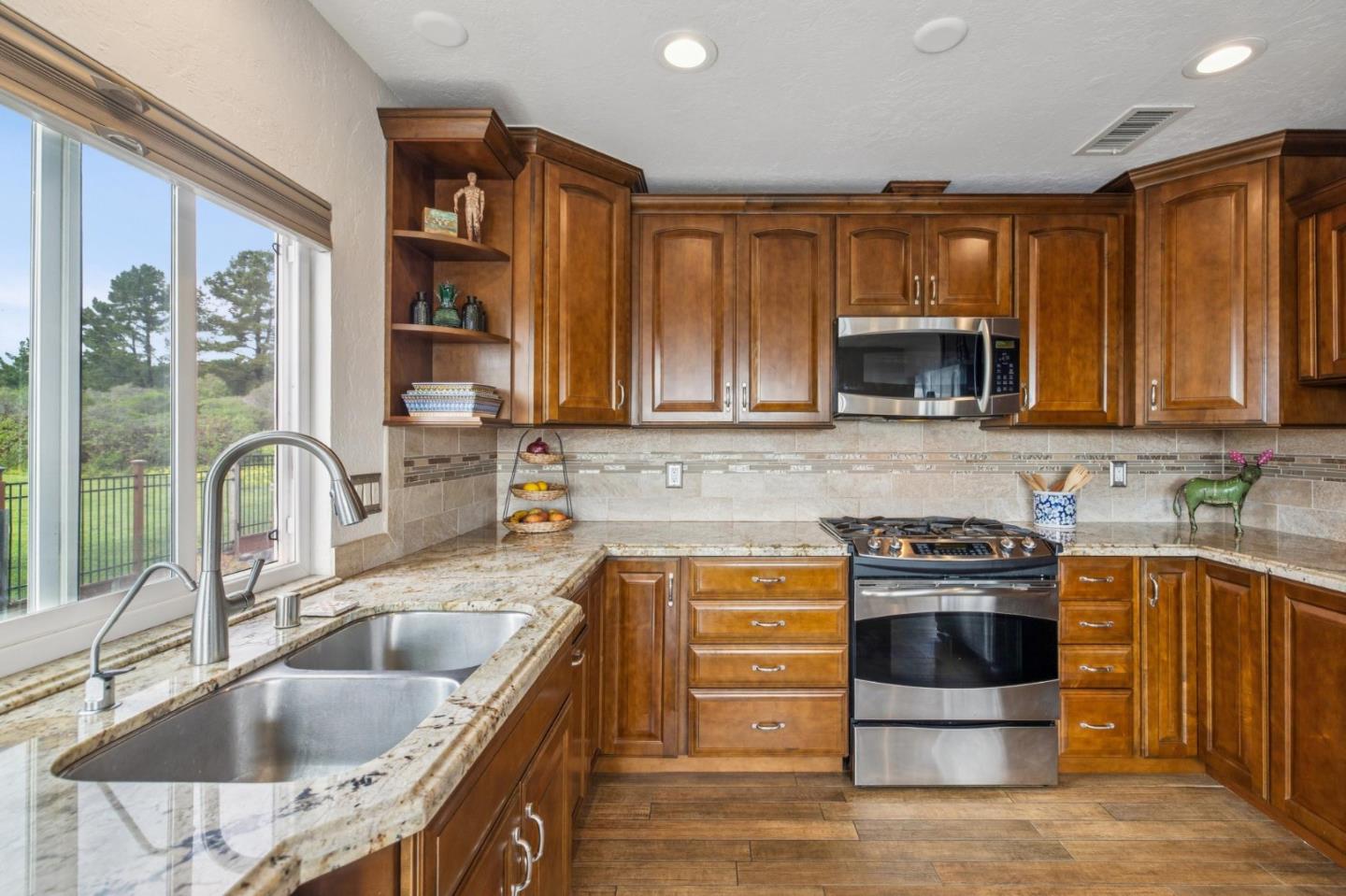 Detail Gallery Image 17 of 50 For 261 Coral Reef Ave, El Granada,  CA 94018 - 4 Beds | 2/1 Baths