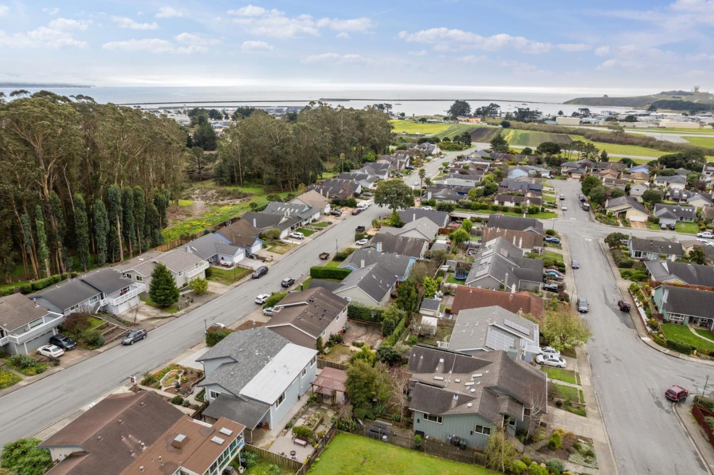 Detail Gallery Image 2 of 50 For 261 Coral Reef Ave, El Granada,  CA 94018 - 4 Beds | 2/1 Baths