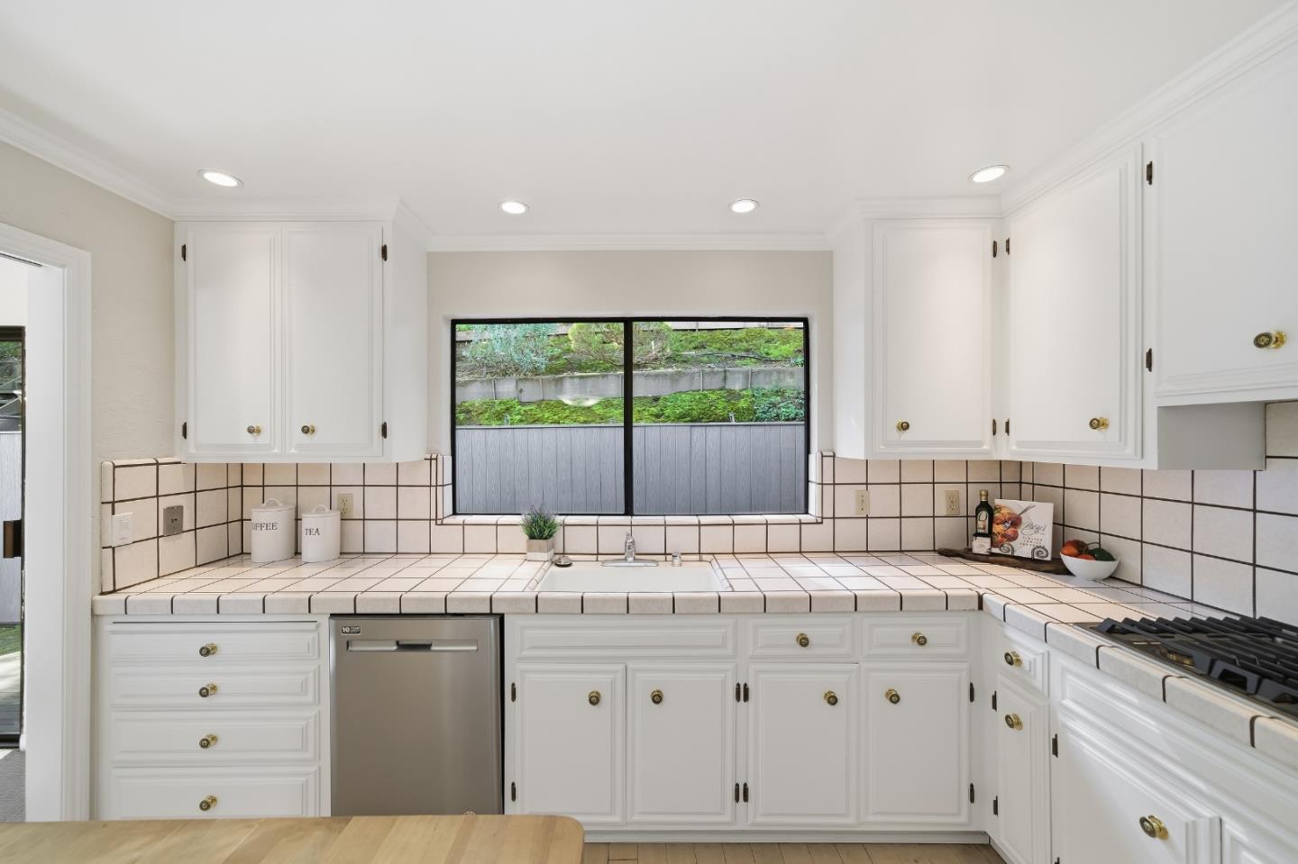 Detail Gallery Image 21 of 38 For 3181 Brittan Ave, San Carlos,  CA 94070 - 3 Beds | 2/1 Baths