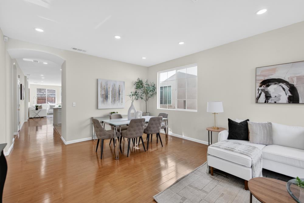 Front Image Thumbnail for ML82035604