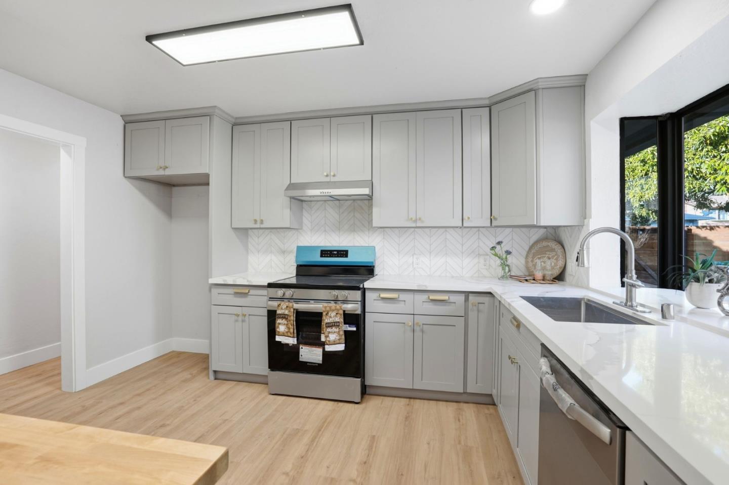 Detail Gallery Image 10 of 31 For 221 Pinon Ave, Pinole,  CA 94564 - 3 Beds | 2 Baths