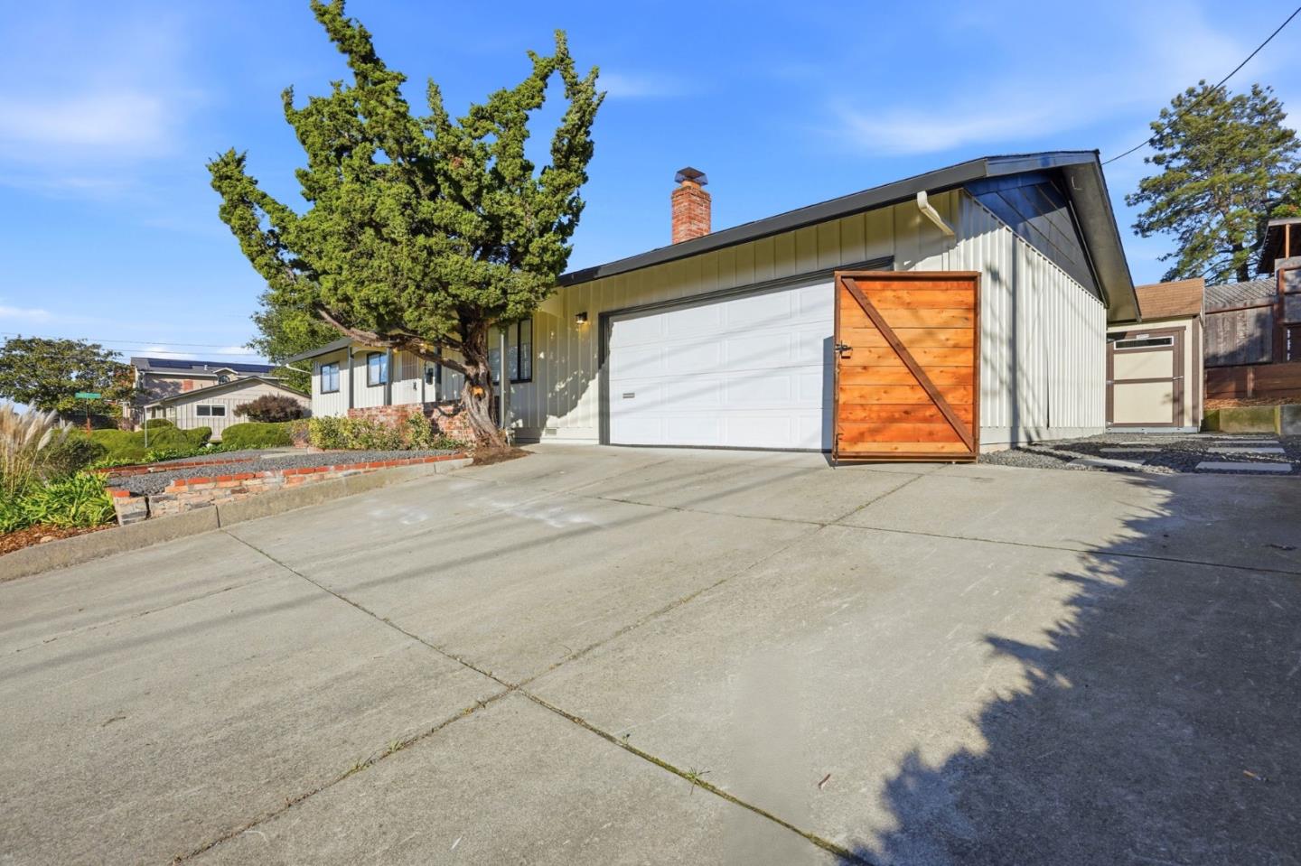 Detail Gallery Image 4 of 31 For 221 Pinon Ave, Pinole,  CA 94564 - 3 Beds | 2 Baths