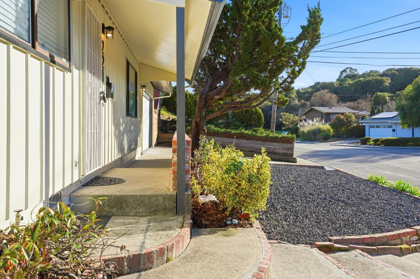 Detail Gallery Image 5 of 31 For 221 Pinon Ave, Pinole,  CA 94564 - 3 Beds | 2 Baths