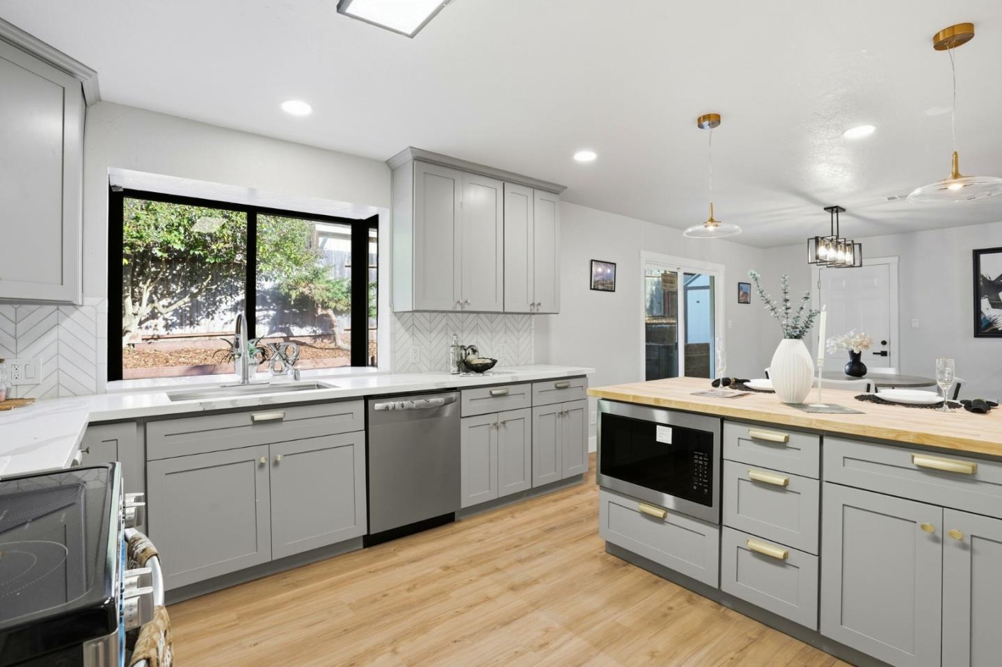 Detail Gallery Image 9 of 31 For 221 Pinon Ave, Pinole,  CA 94564 - 3 Beds | 2 Baths