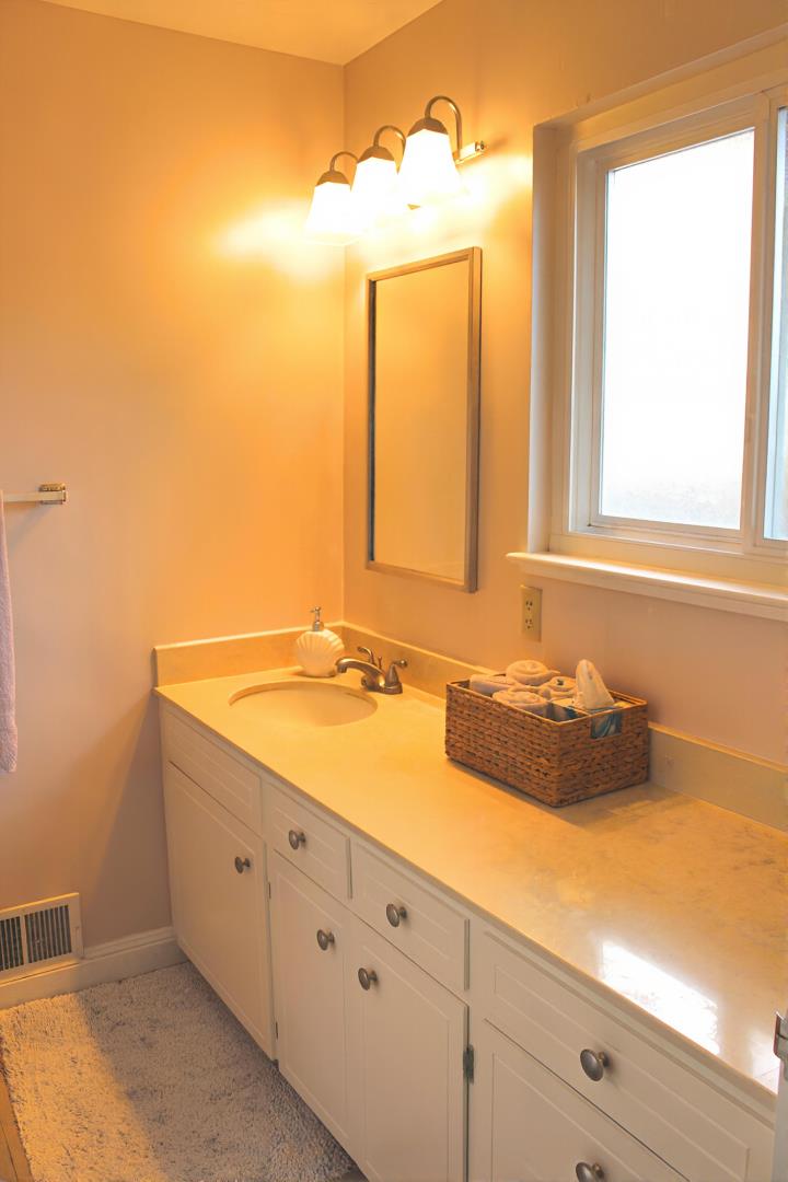 Detail Gallery Image 4 of 10 For 646 Santa Cruz Ave, Salinas,  CA 93901 - 3 Beds | 2 Baths