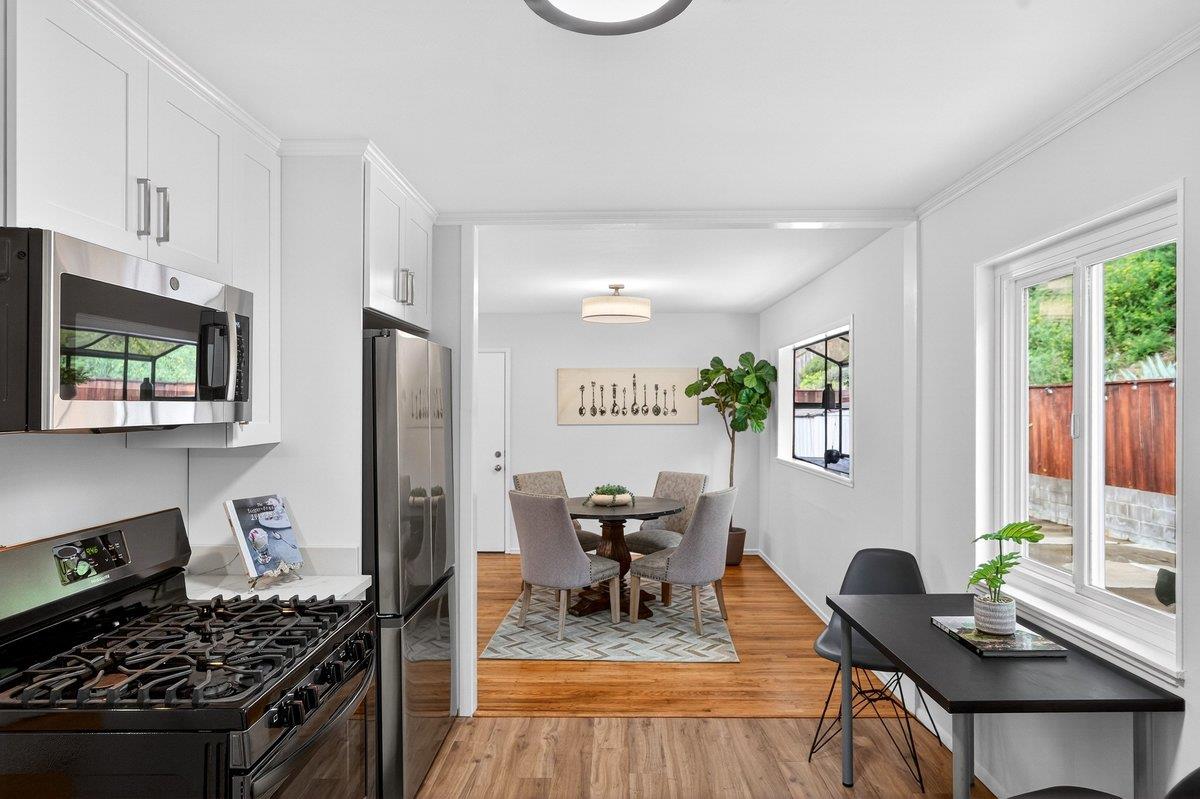 Detail Gallery Image 5 of 39 For 1559 Linda Mar Blvd, Pacifica,  CA 94044 - 3 Beds | 1 Baths