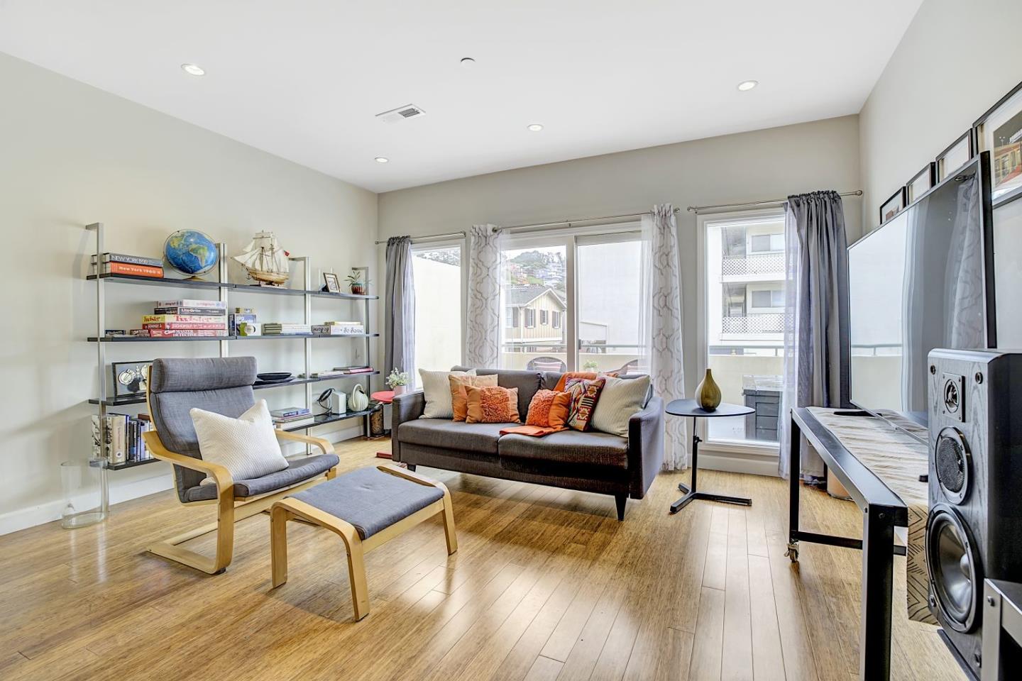 Detail Gallery Image 10 of 48 For 1 San Bruno Ave #J,  Brisbane,  CA 94005 - 2 Beds | 2/1 Baths