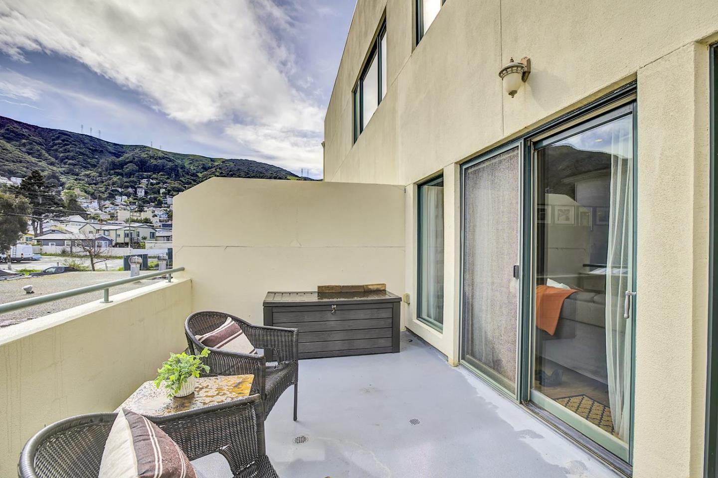 Detail Gallery Image 14 of 48 For 1 San Bruno Ave #J,  Brisbane,  CA 94005 - 2 Beds | 2/1 Baths