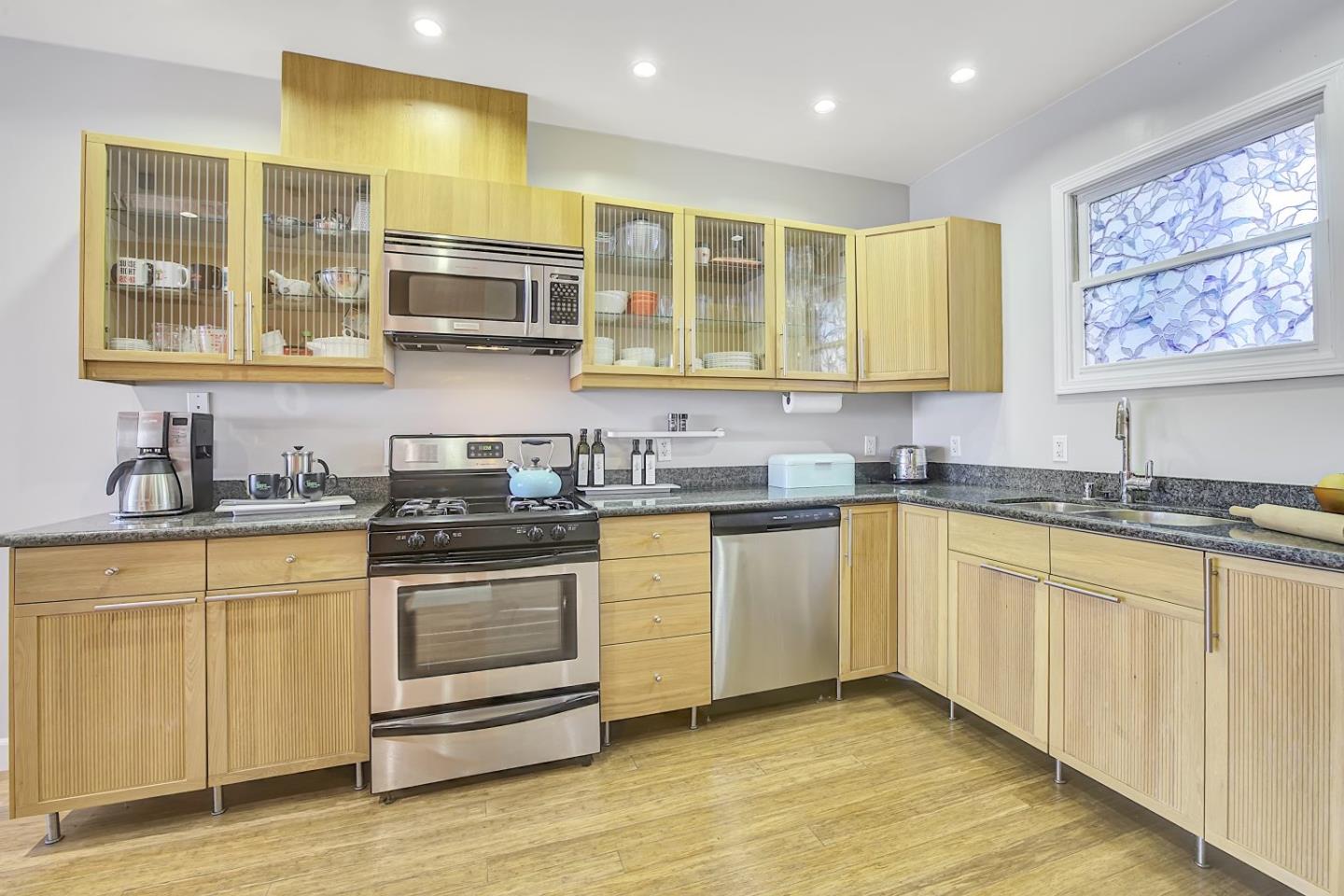 Detail Gallery Image 5 of 48 For 1 San Bruno Ave #J,  Brisbane,  CA 94005 - 2 Beds | 2/1 Baths