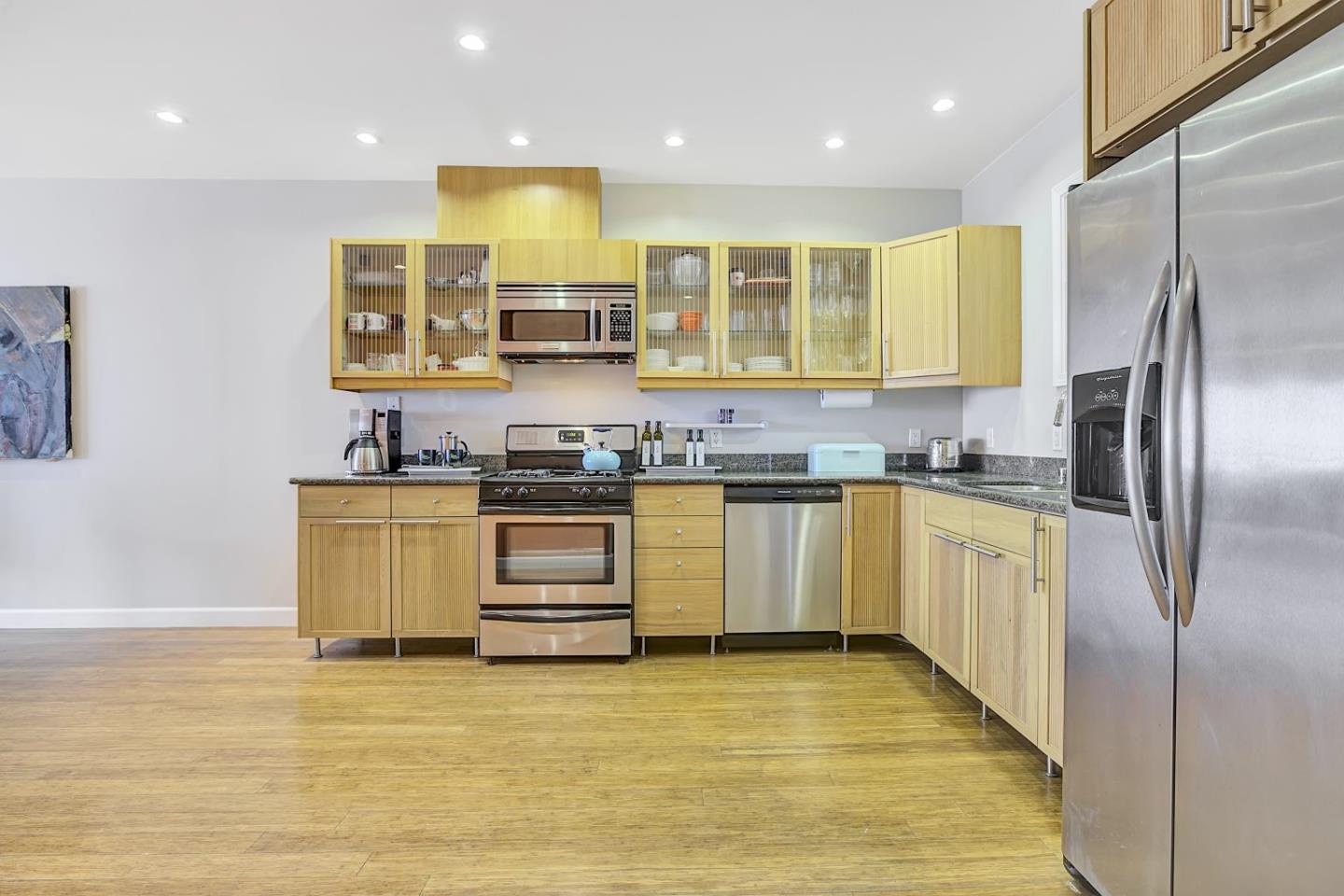 Detail Gallery Image 6 of 48 For 1 San Bruno Ave #J,  Brisbane,  CA 94005 - 2 Beds | 2/1 Baths