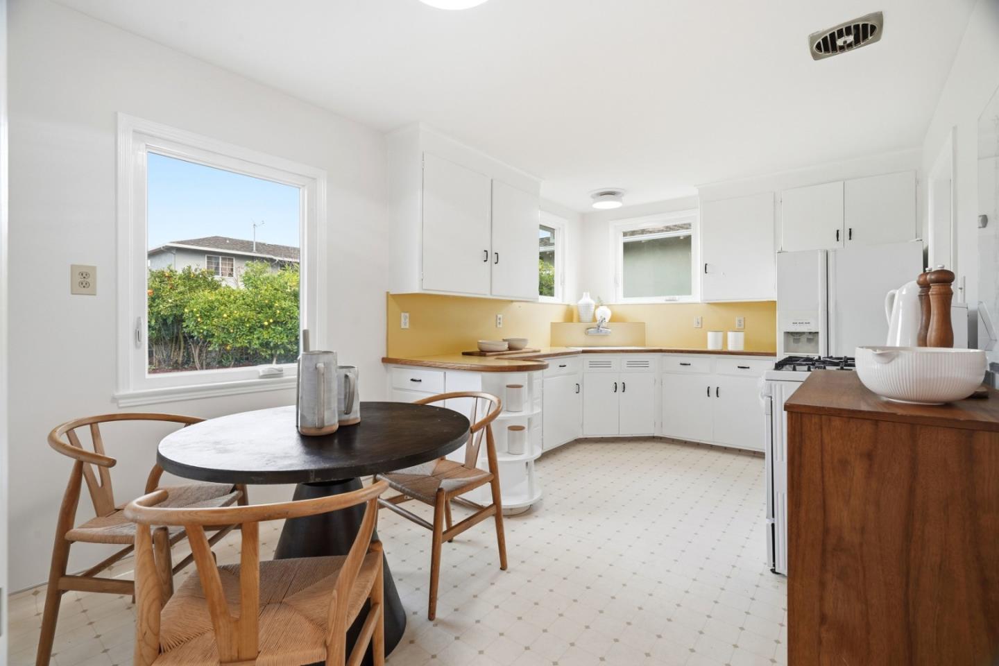 Detail Gallery Image 6 of 16 For 1331 Norman St, Redwood City,  CA 94061 - 2 Beds | 1 Baths