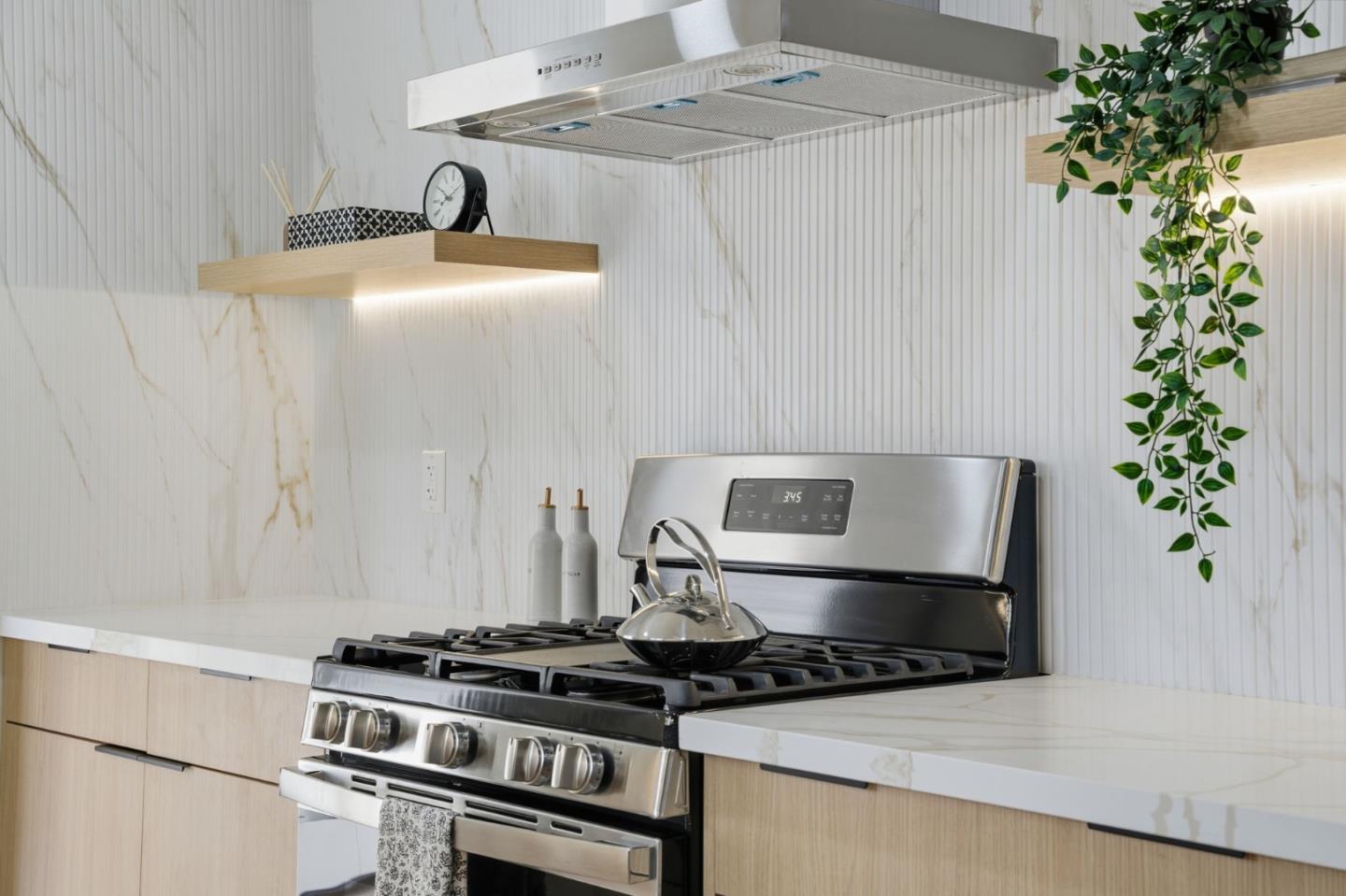 Detail Gallery Image 8 of 36 For 383 River View Dr, San Jose,  CA 95111 - 3 Beds | 2 Baths