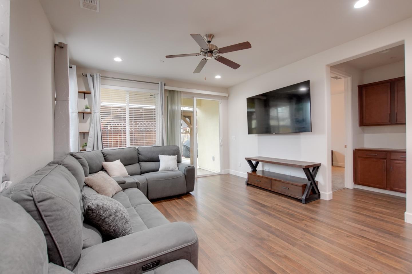 Detail Gallery Image 15 of 42 For 542 Cadiz Dr, Hollister,  CA 95023 - 3 Beds | 2 Baths