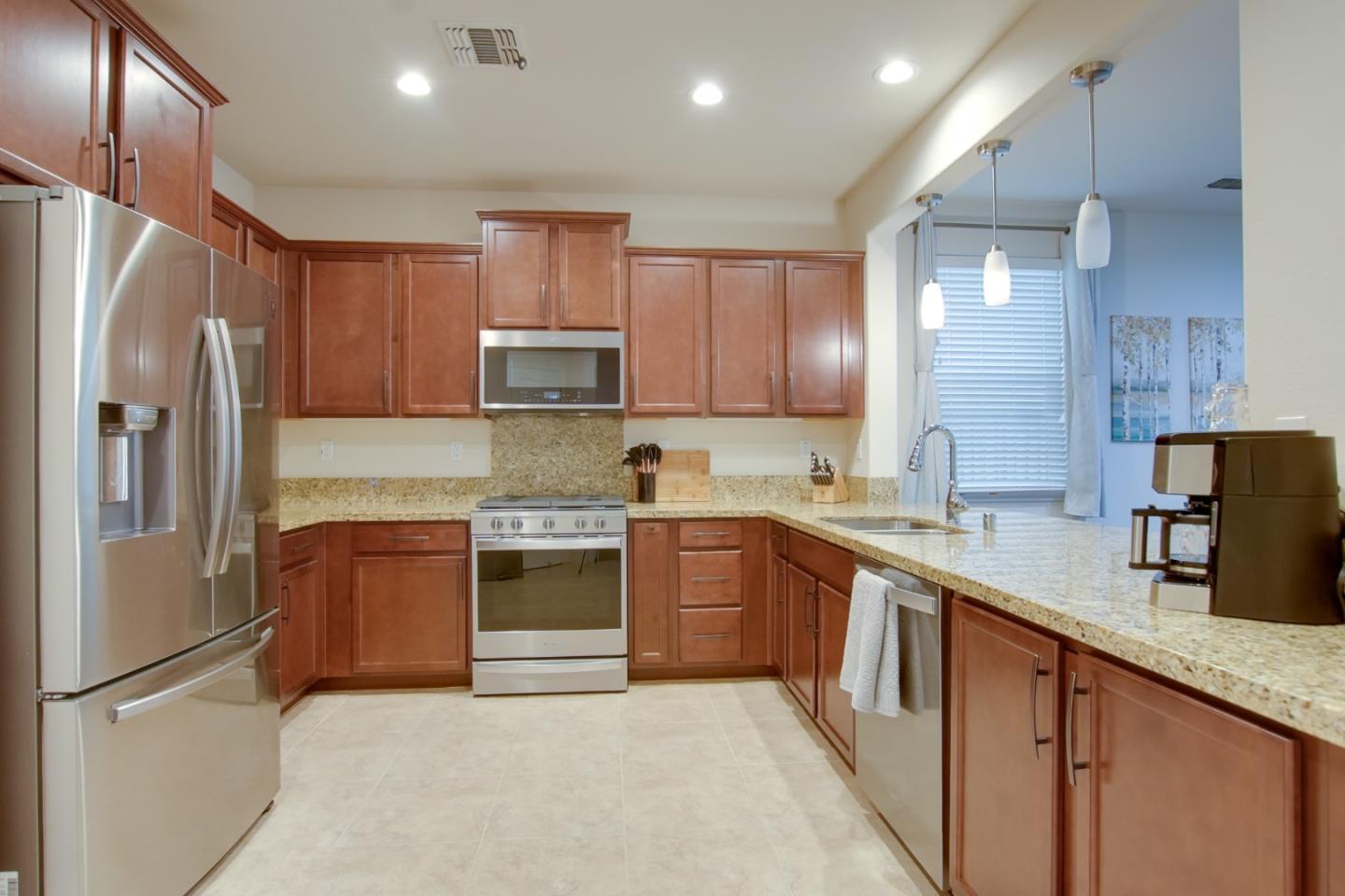 Detail Gallery Image 8 of 42 For 542 Cadiz Dr, Hollister,  CA 95023 - 3 Beds | 2 Baths