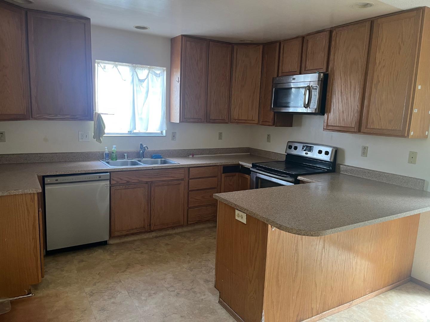 Detail Gallery Image 4 of 13 For 2286 Meadowlark St, San Pablo,  CA 94806 - 3 Beds | 2 Baths