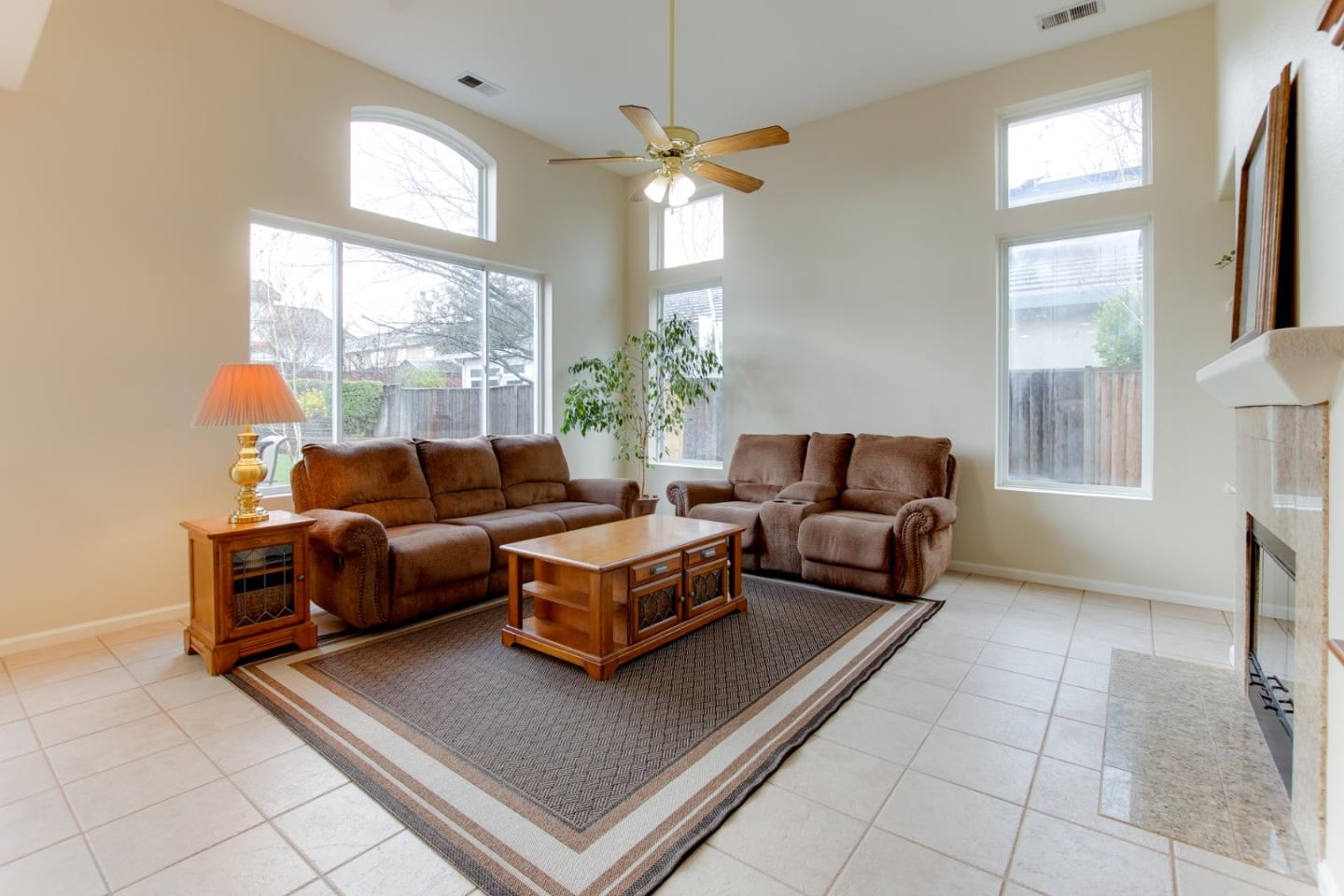 Detail Gallery Image 13 of 51 For 740 Hillock, Hollister,  CA 95023 - 4 Beds | 3 Baths