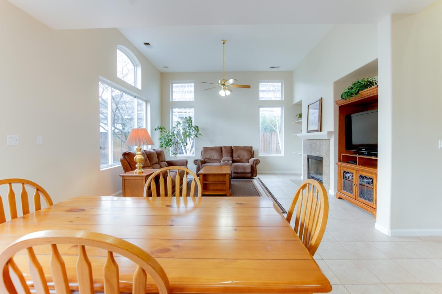 Detail Gallery Image 14 of 51 For 740 Hillock, Hollister,  CA 95023 - 4 Beds | 3 Baths