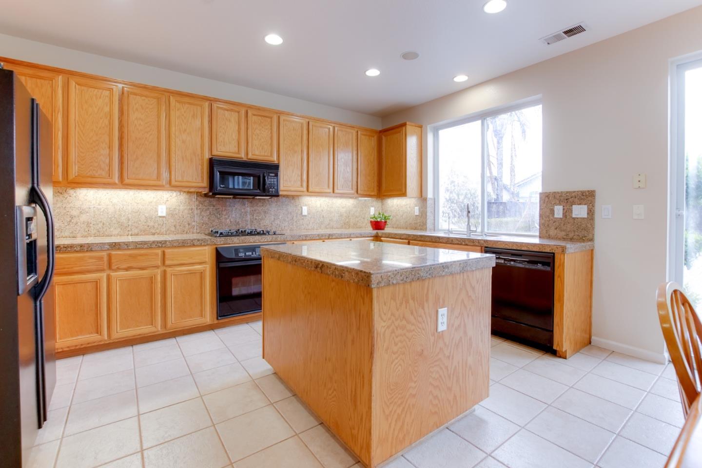 Detail Gallery Image 15 of 51 For 740 Hillock, Hollister,  CA 95023 - 4 Beds | 3 Baths