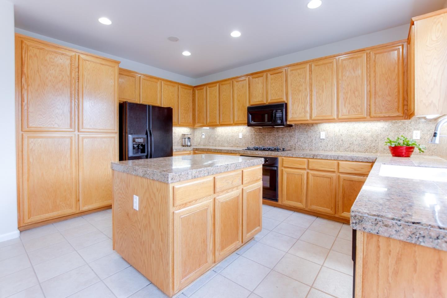 Detail Gallery Image 16 of 51 For 740 Hillock, Hollister,  CA 95023 - 4 Beds | 3 Baths