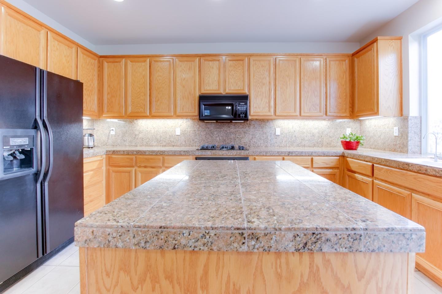 Detail Gallery Image 17 of 51 For 740 Hillock, Hollister,  CA 95023 - 4 Beds | 3 Baths