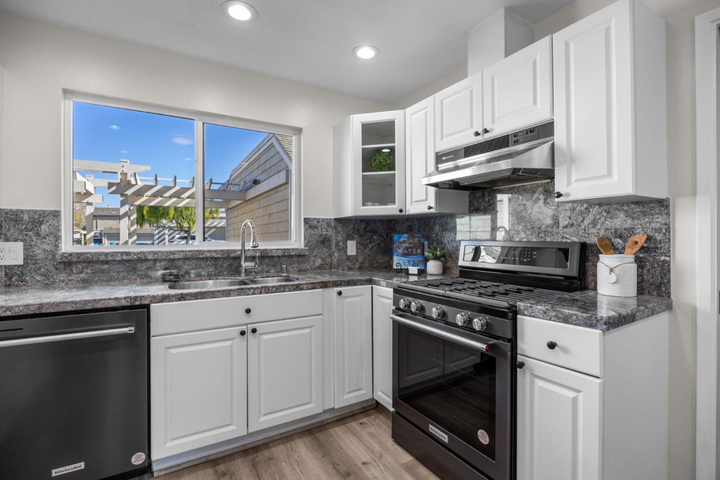 Detail Gallery Image 11 of 27 For 844 Andromeda Ln, Foster City,  CA 94404 - 3 Beds | 2/1 Baths