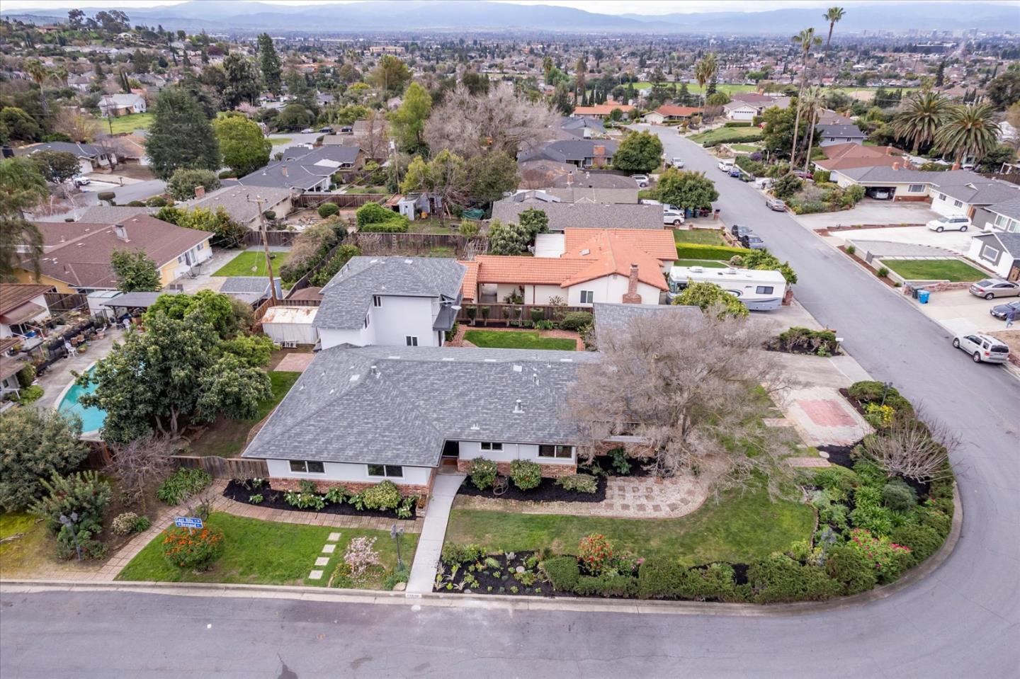 Detail Gallery Image 4 of 49 For 14920 E Hills Dr, San Jose,  CA 95127 - 5 Beds | 3/1 Baths